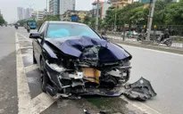 Hà Nội: Đâm vào chân cầu vượt, ô tô con biến dạng phần đầu