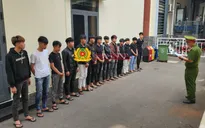 Khởi tố 14 đối tượng mang hung khí, náo loạn đường phố