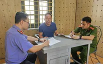 Khởi tố 2 cát tặc chống người thi hành công vụ