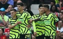 Arsenal tạm trở lại với ngôi đầu Ngoại hạng Anh