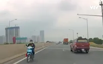 Xe máy phóng nhanh ngược chiều trên cao tốc Hà Nội - Hải Phòng