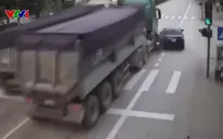 Vượt làn trong với tốc độ cao, ô tô con đâm xe máy rồi bỏ chạy