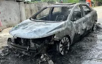 Đi qua đoạn đường phơi rơm, ô tô bất ngờ bốc cháy trơ khung