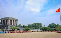 Đông đảo người dân xếp hàng vào Lăng viếng Chủ tịch Hồ Chí Minh