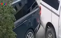 2 ô tô va chạm vì cùng lùi xe mà không quan sát