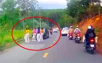 Nhóm người vô tư dừng xe, nhảy múa giữa đường