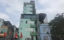 Hà Nội: Lại cháy chung cư mini 9 tầng, nhiều người leo lên mái chờ giải cứu