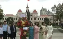Gia đình 32 năm dâng hoa sinh nhật Bác Hồ