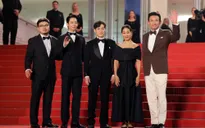 Mẹ Jung Hae In rơi nước mắt khi con trai xuất hiện tại LHP Cannes 2024