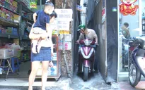 Ngõ nhỏ Hà Nội ngày càng hẹp, người dân lo lắng trước nguy cơ cháy nổ cao