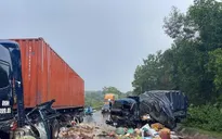 Xe tải và container đối đầu, 4 người bị thương nặng