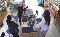 Truy bắt đối tượng nghi cầm súng và dao cướp cửa hàng điện thoại