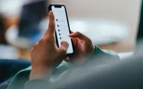 Xem xét lệnh cấm điện thoại thông minh với người dưới 16 tuổi ở Anh