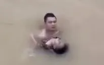 Người đàn ông lao xuống sông cứu cháu bé bị đuối nước