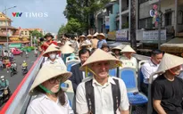 Du khách thích thú trải nghiệm tuyến bus 2 tầng mới ở TP Hồ Chí Minh