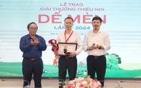Nhà văn Lý Lan nhận giải Hiệp sĩ Dế mèn