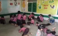 Biến lớp học thành bể bơi để tránh nắng nóng