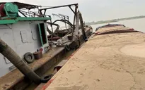 Phát hiện tàu khai thác cát trái phép trên sông Hồng