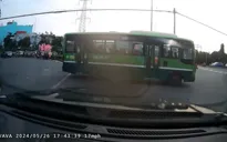 Đình chỉ tài xế xe bus lách luật vượt đèn đỏ