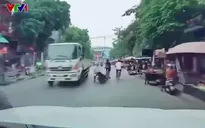 Vượt ẩu, người phụ nữ đi xe máy ngã vào gầm ô tô tải