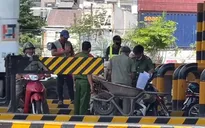 Nhân viên trạm thu phí bị xe container cán tử vong