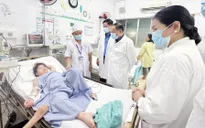 Đoàn bác sĩ từ TP Hồ Chí Minh đến hỗ trợ điều trị cho 2 bệnh nhi ngộ độc nặng sau khi ăn bánh mì