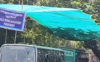 Ấn Độ chăng bạt chống nắng ở điểm chờ đèn giao thông