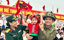 Em bé được chọn làm "bé gái tượng đài" ở Điện Biên Phủ bất ngờ nổi tiếng