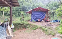 Hàng trăm người xuyên đêm truy tìm nghi phạm giết người rồi lẩn trốn trong rừng