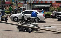 TP Hồ Chí Minh: Trụ đèn chiếu sáng ngã đè người phụ nữ bị thương