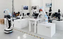 Độc đáo robot hình người làm việc nhà
