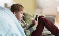 Anh siết chặt quy định độ tuổi sử dụng mạng xã hội