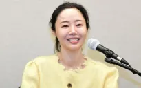 Min Hee Jin tươi tắn tổ chức họp báo lần 2
