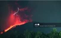 Núi lửa Ibu ở Indonesia tiếp tục phun trào, tung cột tro bụi dày đặc cao tới 7 km