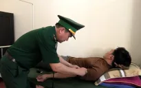 Tiếp nhận 4 ngư dân trên tàu cá bị chìm ngoài khơi vào bờ an toàn