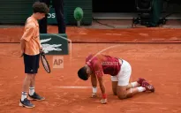 Novak Djokovic vất vả ngược dòng vào tứ kết Pháp mở rộng
