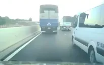 Vượt ẩu, ép xe ô tô khác vào dải phân cách cứng