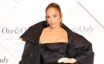 Jennifer Lopez gặp "hạn" và sự hả hê độc hại nhắm vào phái nữ