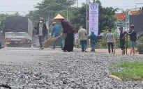 Đồng Nai: Xe benz làm rơi vãi đá xuống quốc lộ gây nguy hiểm cho người đi đường
