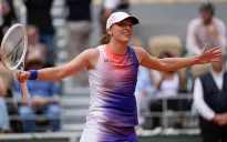 Iga Swiatek và Coco Gauff vào bán kết Pháp mở rộng 2024
