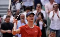 Jannik Sinner chạm trán Carlos Alcaraz tại bán kết Pháp mở rộng 2024