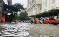 Mưa xối xả vào giờ đi làm, người dân Hà Nội chật vật di chuyển
