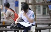 Hơn 5.000 thí sinh "đội mưa" thi vào lớp 10 THPT chuyên Sư phạm