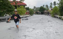 Dòng lũ bùn núi lửa tràn vào gây ngập tới đầu gối ngôi làng ở Philippines