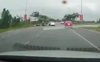 Thanh niên đầu trần phóng xe máy lạng lách gây tai nạn cho người khác