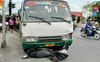 Xe khách tông loạt xe máy dừng đèn đỏ, nhiều người thương vong