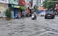 Mưa lớn, nhiều tuyến đường ở TP Hồ Chí Minh ngập nặng