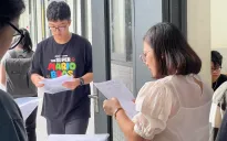 Lo tắc đường và mưa, nhiều thí sinh đến sớm để làm thủ tục dự thi vào lớp 10