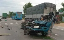 Xe tải bẹp dúm sau va chạm liên hoàn, 3 người tử vong