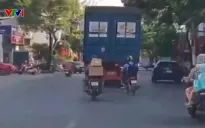 Vượt container tại nút giao, xe máy va chạm ô tô con